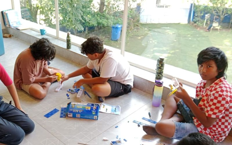 Hands-On Robotics Workshop at Paradise School, Parra